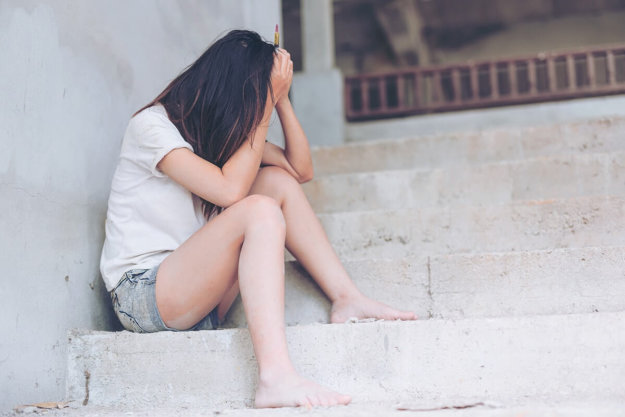 young girl showing signs of heroin abuse